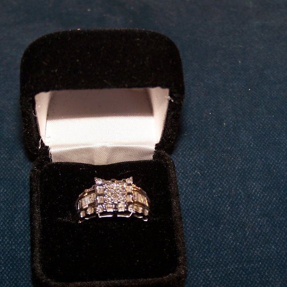 STUNNING 1CT PRINCESS CUT RD/BAG DIAMOND RING WG - Picture 2 of 3